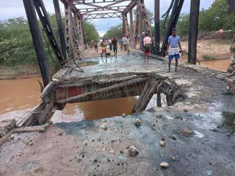 The militants destroyed the bridge to stall government troops from crossing