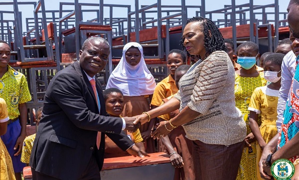 AMA has presented 900 dual desks to 74 schools in the metropolis