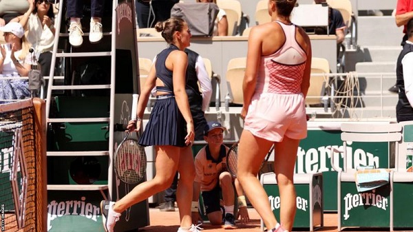 Marta Kostyuk shook the chair umpire's hand but immediately walked straight to her chair without acknowledging Aryna Sabalenka