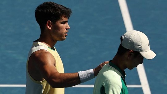 Carlos Alcaraz (left) comforted Shang Juncheng after he retired with injury