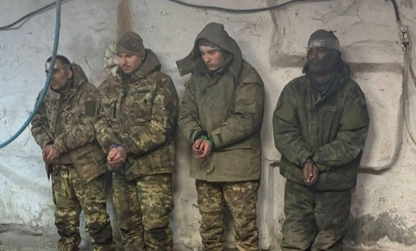 Captured Russian soldiers and an African mercenary. Illustrative photo: ArmyTV