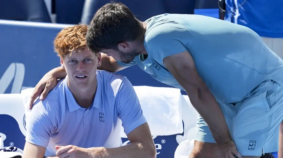 Carlos Alcaraz comforted Jannik Sinner after the latter ended the match early