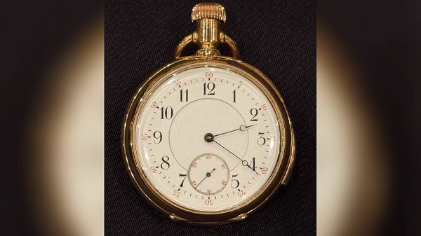 The pocket watch stopped at the moment the Titanic disappeared beneath the waves
