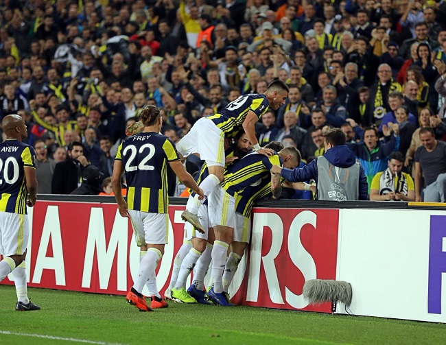 Fenerbahce celebrating after scroring