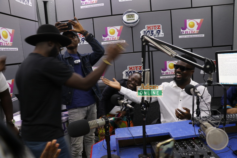 M.anifest 'congratulates' Sarkodie during interview on HitzFM