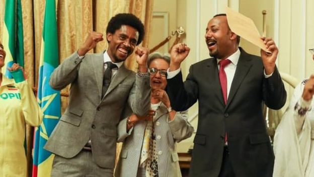 Feyisa Lilesa made a gesture with the prime minster to show he was no longer shackled