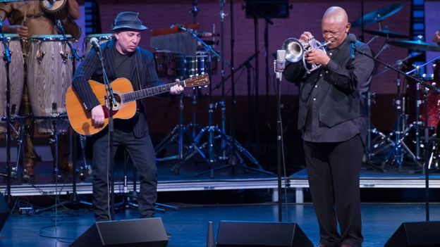 Hugh Masekela playing with Paul Simon in 2014