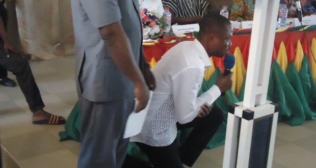 Deputy Minister kneels, â€˜begsâ€™ for 100% support for Ahafo Region
